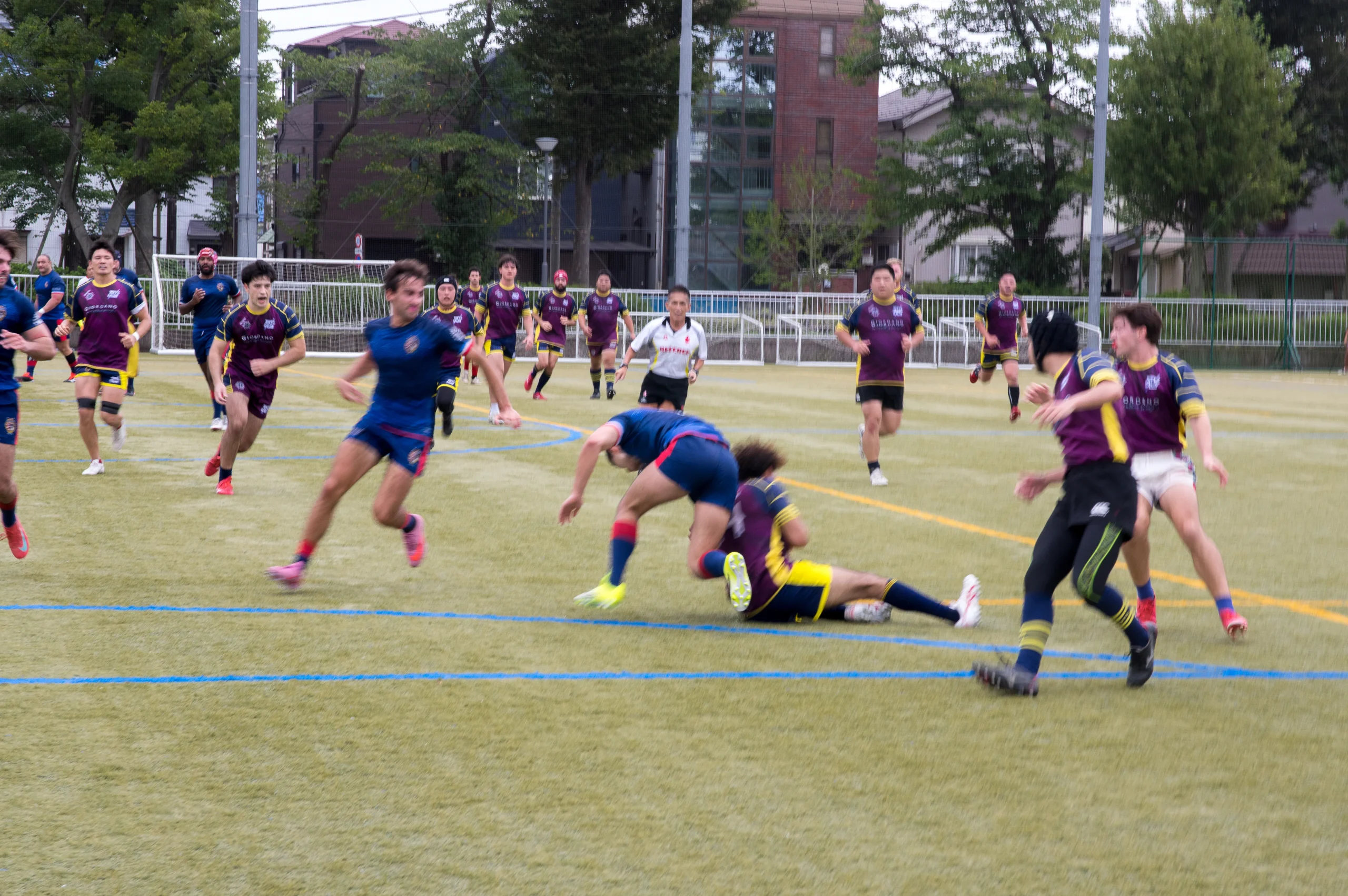 Un joueur de l’AFRC porte le ballon face à la défense des Tokyo Gaijins lors d’un match de présaison.