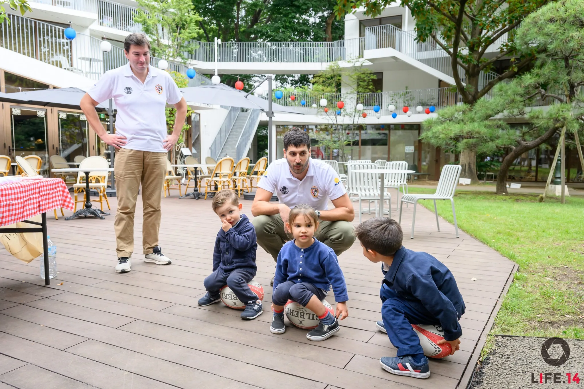 AFRC members gather with young visitors and rugby balls during family activities at Vive l’Art de Vivre in Tokyo.