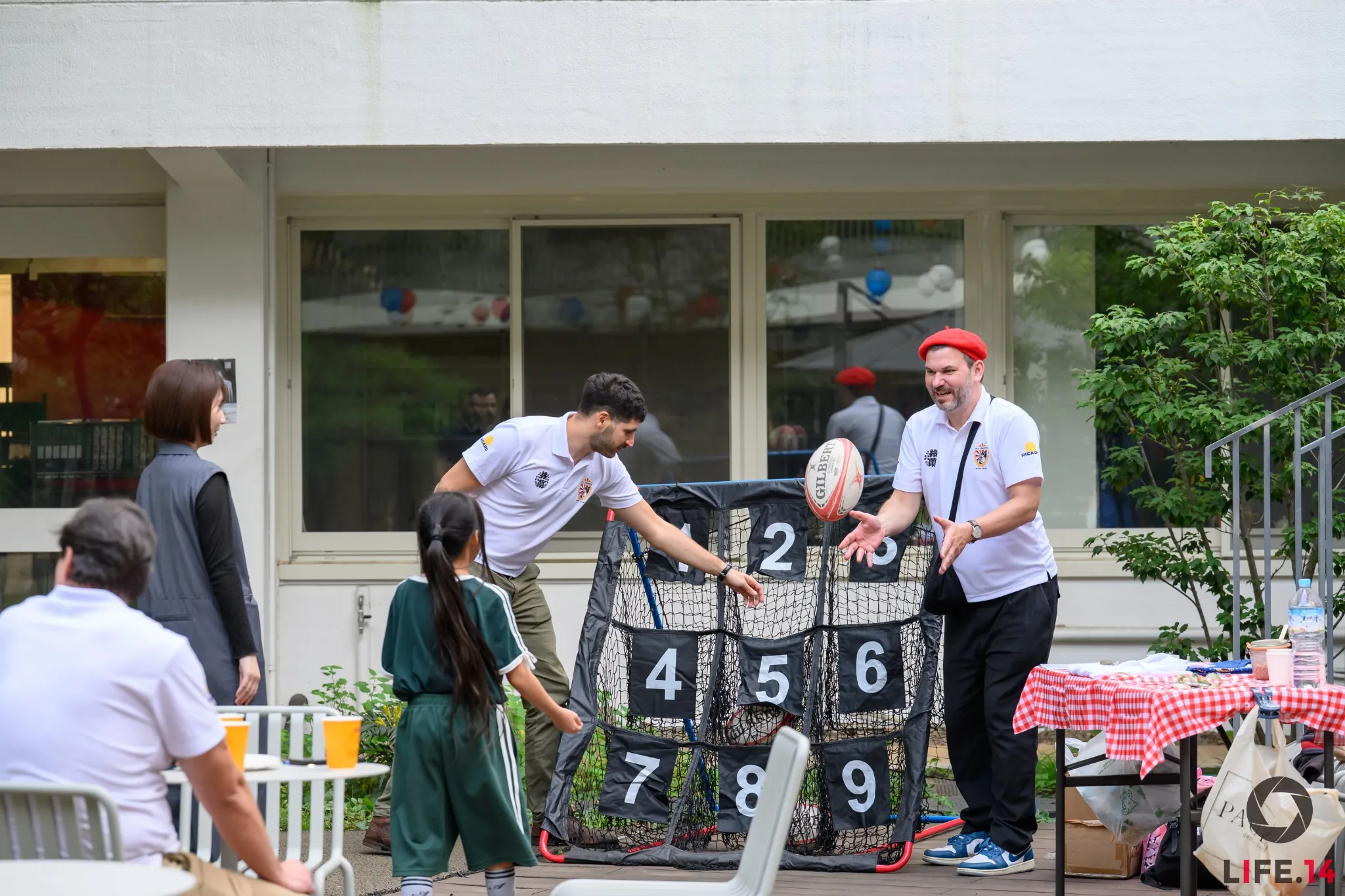 AFRC members invite a young visitor to try the rugby passing challenge at Vive l’Art de Vivre in Tokyo.